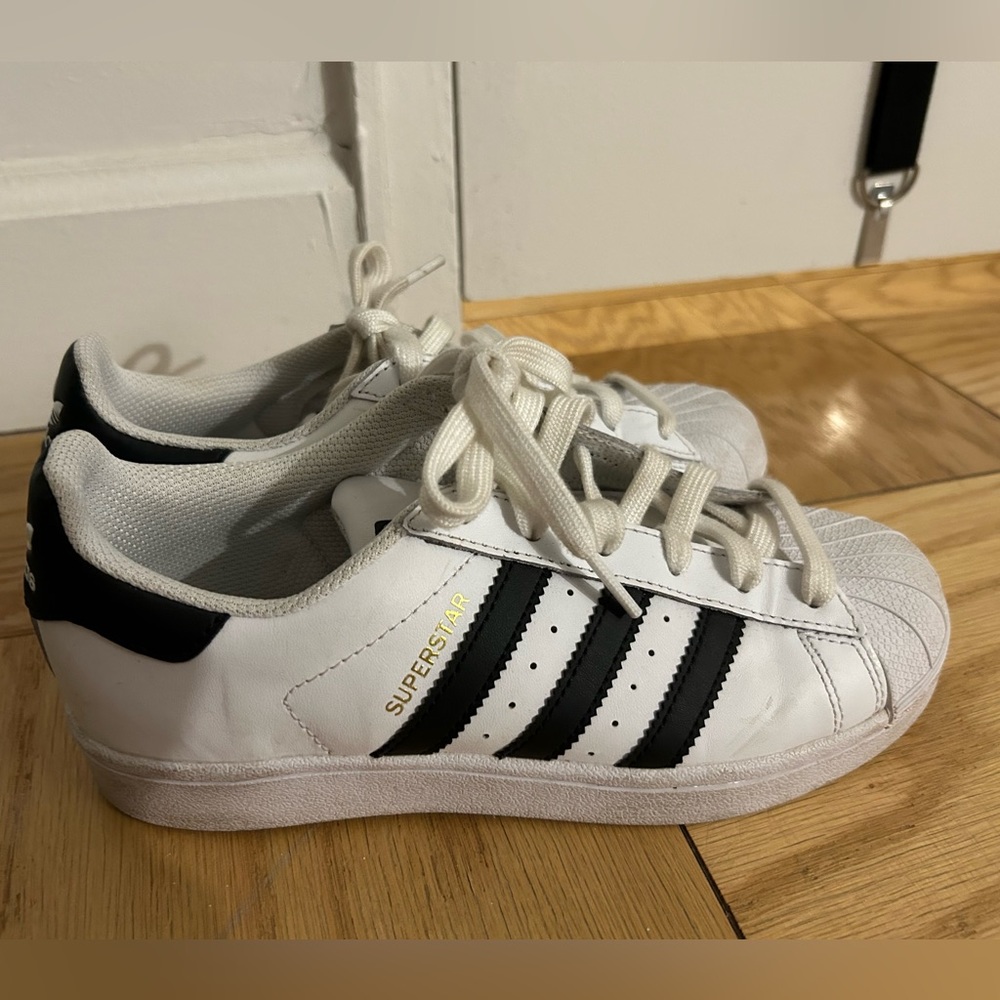 Adidas superstar classic Boys size 3.5 - Picture 1 of 3